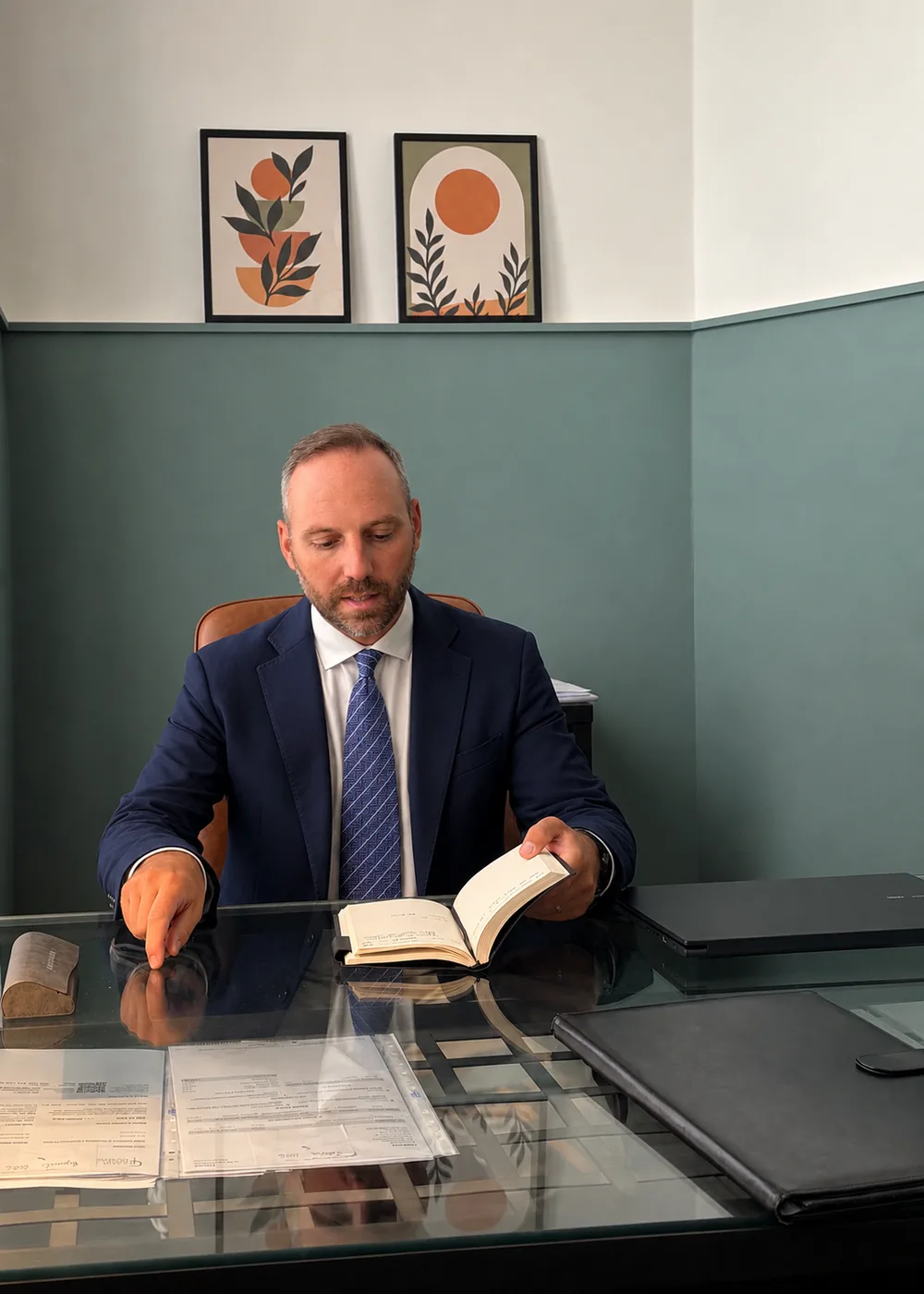 L'Avv. Manfredi Bruno durante un colloquio con un cliente nel suo studio di Palermo